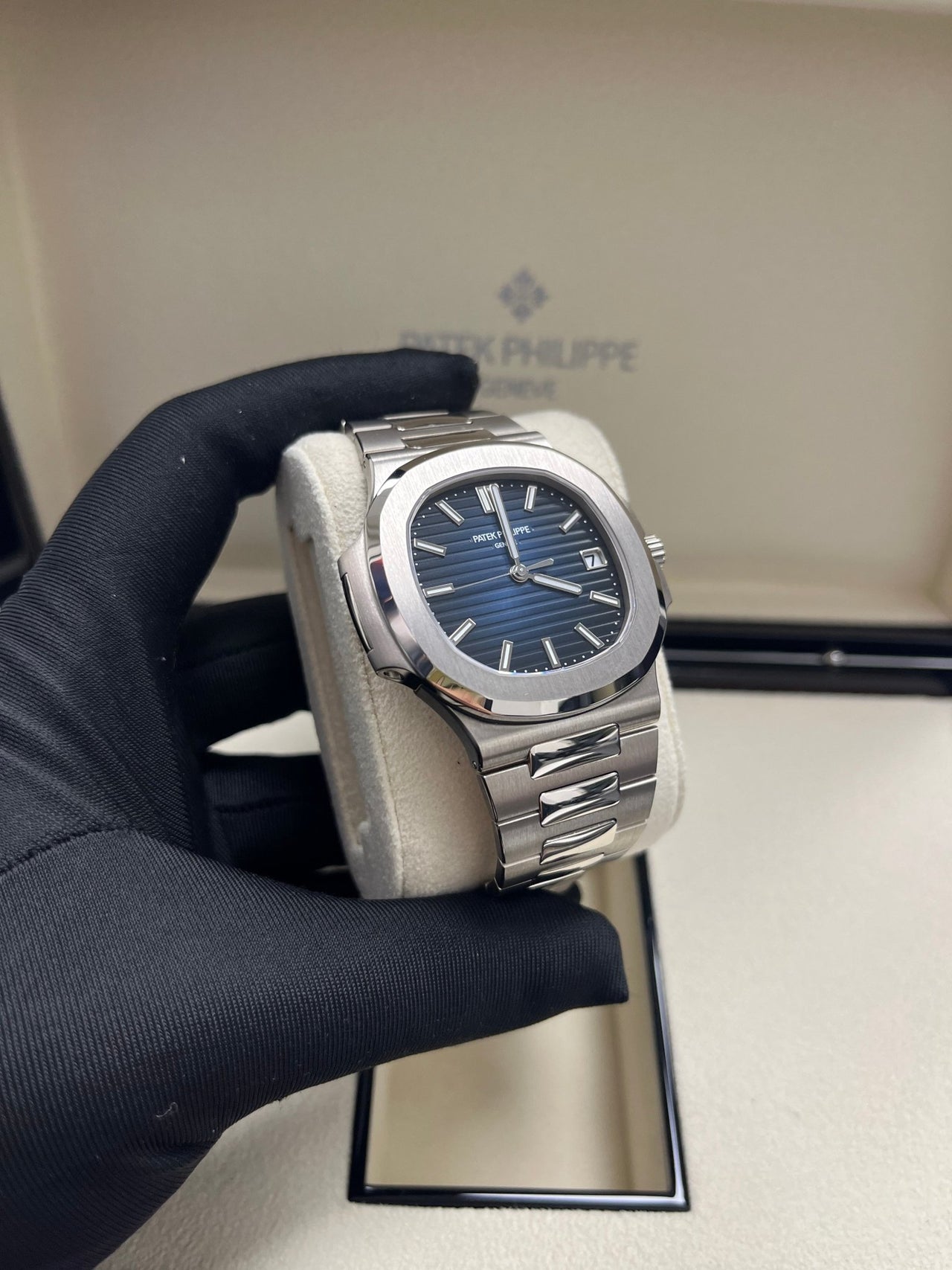 Nautilus Blue Dial White Gold 5811/1G-001