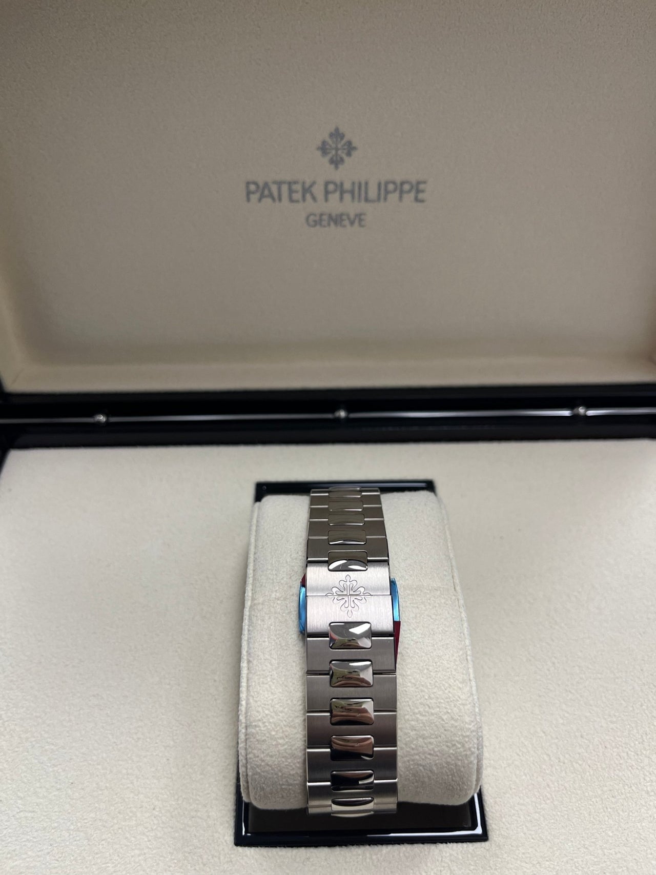 Nautilus Blue Dial White Gold 5811/1G-001