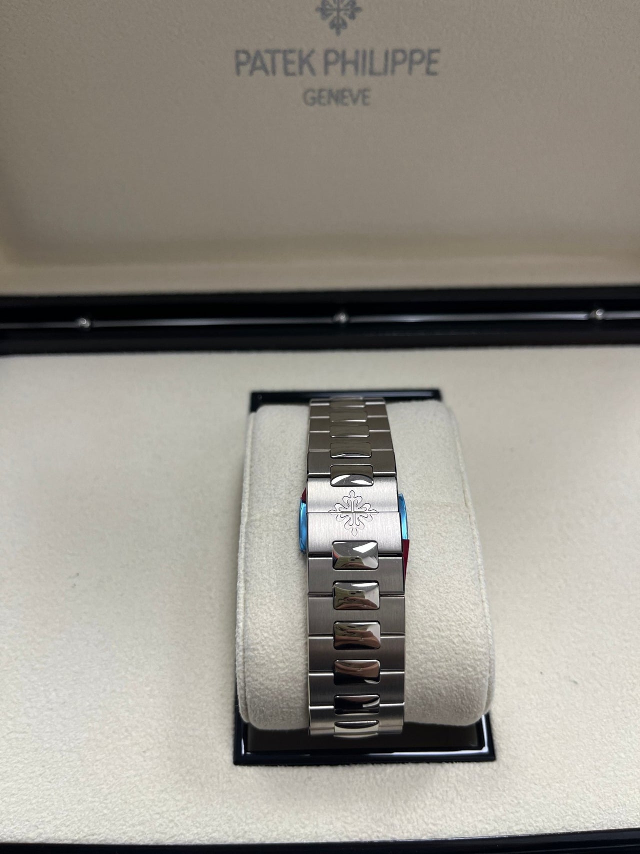 Nautilus Blue Dial White Gold 5811/1G-001