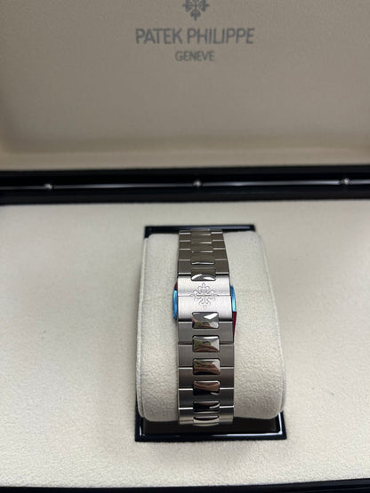 Nautilus Blue Dial White Gold 5811/1G-001