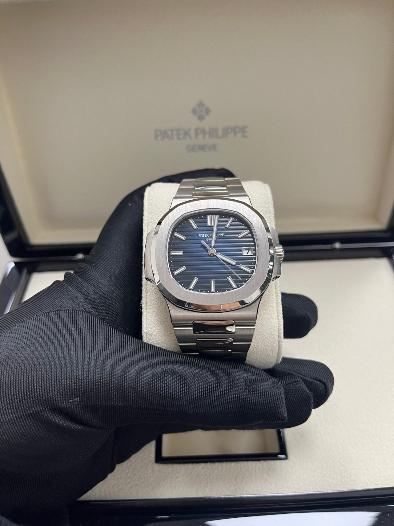 Nautilus Blue Dial White Gold 5811/1G-001