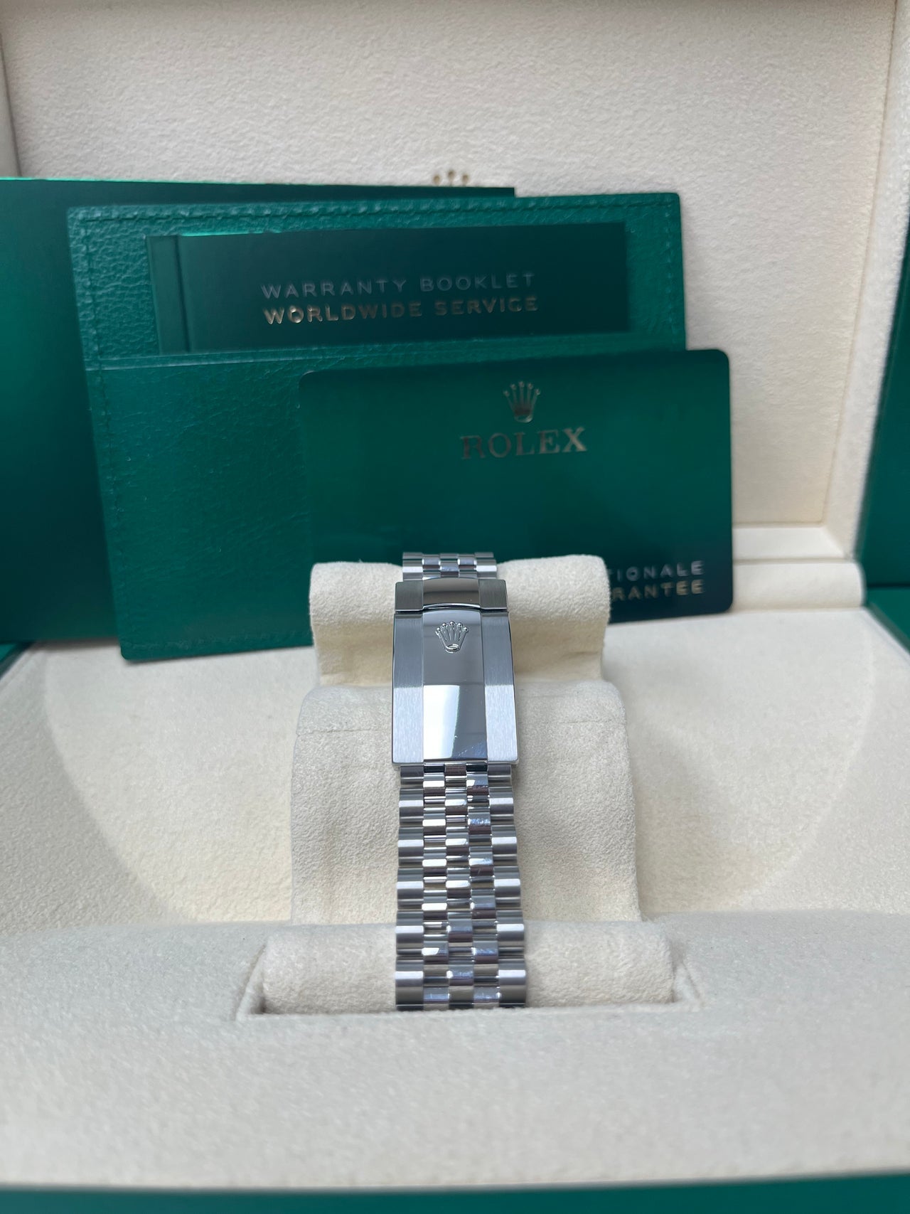Datejust 41 Black Dial White Gold Fluted Jubilee
