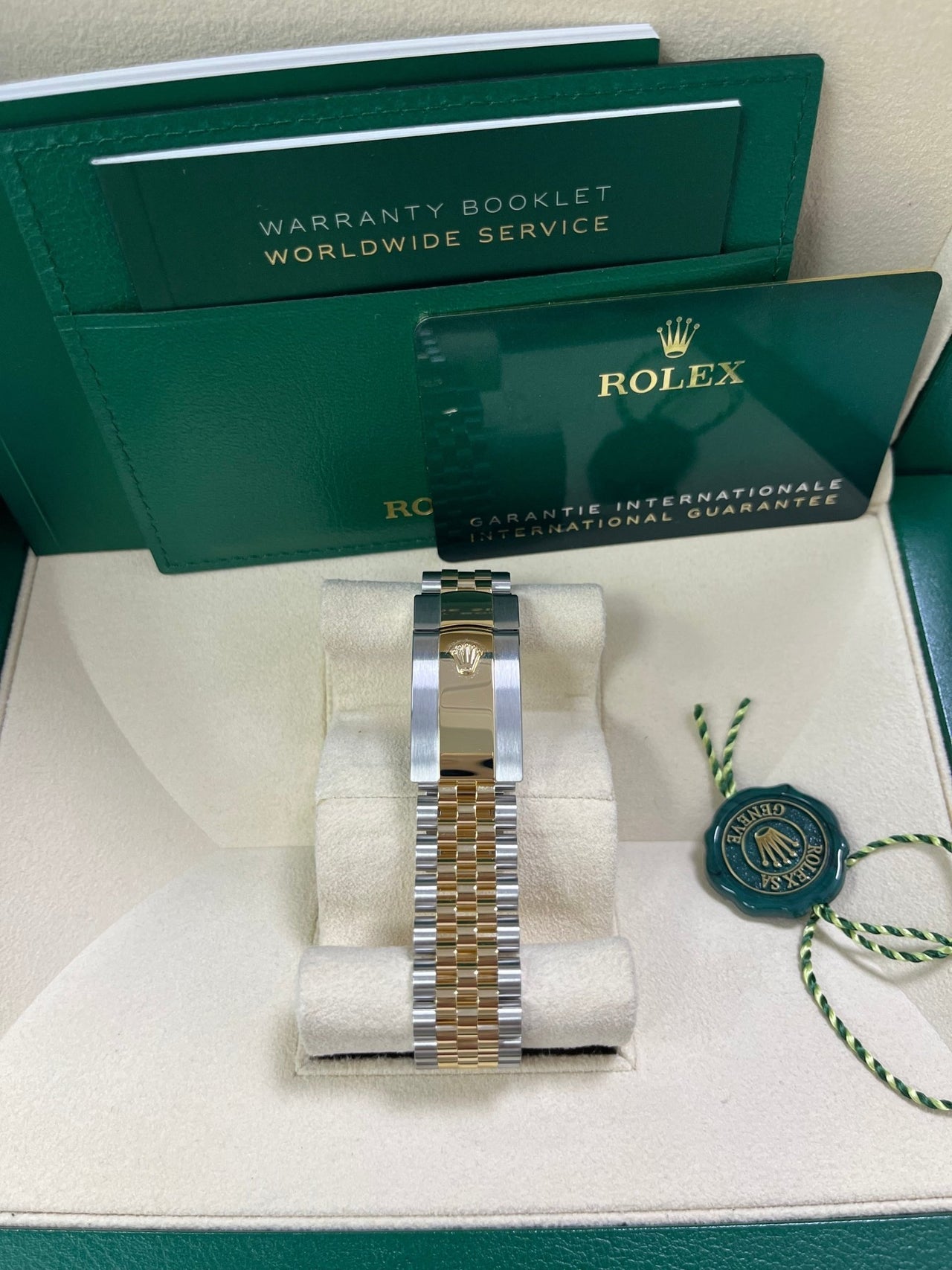 Datejust 41 Black Dial Yellow Gold Jubilee